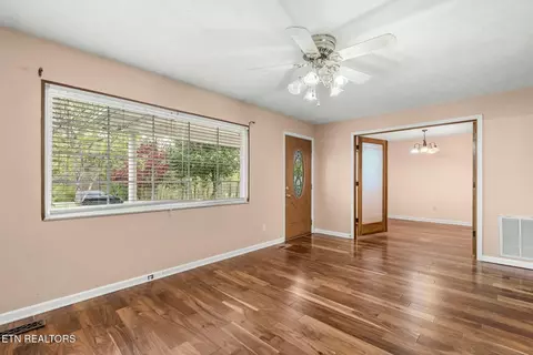 Living - 6116 Mcneely Rd, Corryton, TN 37721 photo 4 of 7