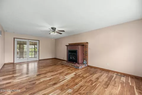 Living - 6116 Mcneely Rd, Corryton, TN 37721 photo 6 of 7
