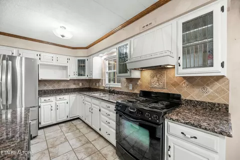 Kitchen - 6116 Mcneely Rd, Corryton, TN 37721 photo 2 of 6