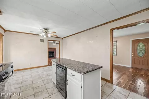 Kitchen - 6116 Mcneely Rd, Corryton, TN 37721 photo 4 of 6