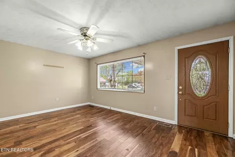 Living - 6116 Mcneely Rd, Corryton, TN 37721 photo 3 of 7