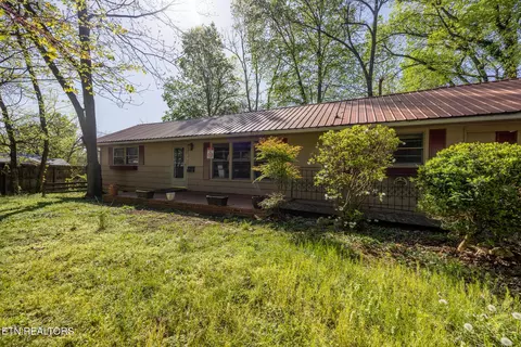 307 W College St, Athens, TN 37303