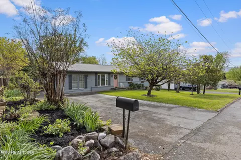 1204 Cedarwood Ln, Maryville, TN 37803