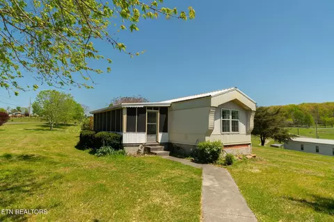 1719 Circle Lake Dr, Dandridge, TN 37725