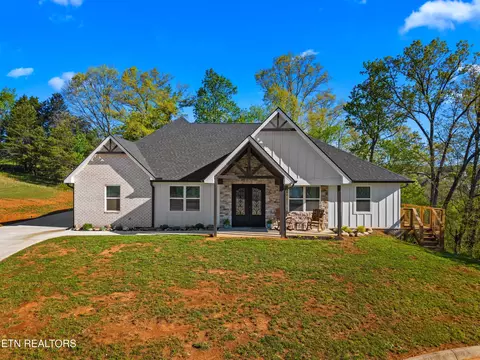 323 Eagle Claw Ln, Dandridge, TN 37725