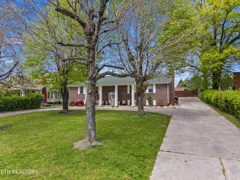1813 Morningside Dr, Morristown, TN 37814