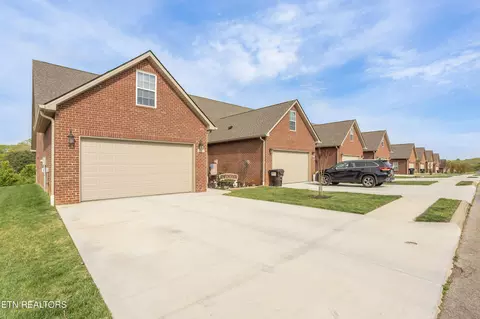 986 Meadow Walk Ln, Lenoir City, TN 37772