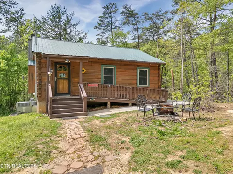 2534 Black Bear Ln, Sevierville, TN 37876