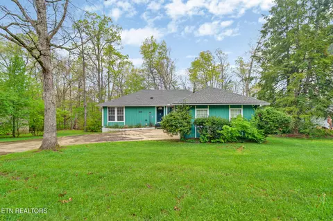 105 Lakeshire Dr, Crossville, TN 38558