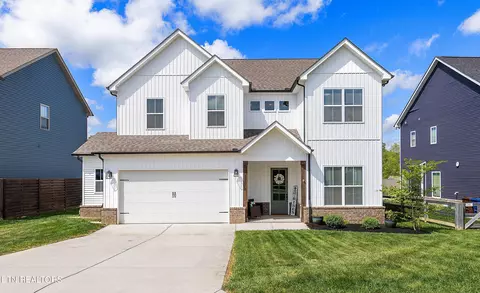 3217 Great Plains Ln, Knoxville, TN 37931