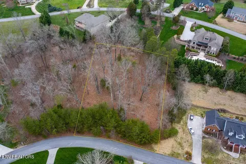 130 Red Grouse Dr, Lenoir City, TN 37772