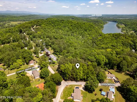 103 Edgewood Dr, Harriman, TN 37748