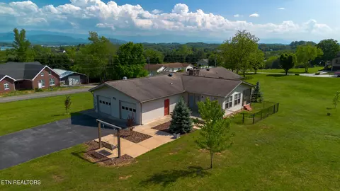 621 Briarwood Dr, Dandridge, TN 37725