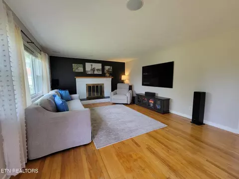 Living - 8008 Sharp Rd, Powell, TN 37849 photo 2 of 10