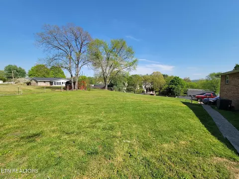 Exterior - 8008 Sharp Rd, Powell, TN 37849 photo 8 of 9