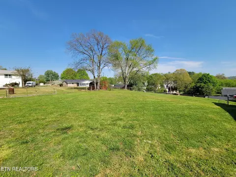 Exterior - 8008 Sharp Rd, Powell, TN 37849 photo 6 of 9