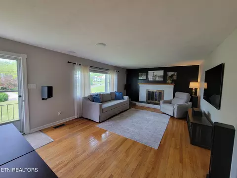 Living - 8008 Sharp Rd, Powell, TN 37849 photo 3 of 10