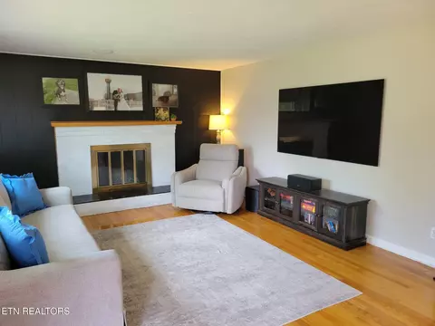 Living - 8008 Sharp Rd, Powell, TN 37849 photo 6 of 10