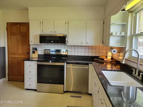 Kitchen - 8008 Sharp Rd, Powell, TN 37849 photo 2 of 11