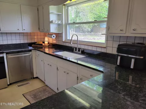 Kitchen - 8008 Sharp Rd, Powell, TN 37849 photo 7 of 11