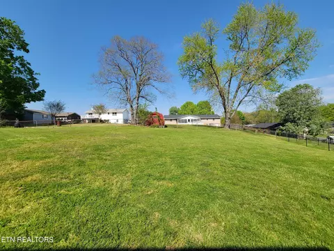 Exterior - 8008 Sharp Rd, Powell, TN 37849 photo 4 of 9