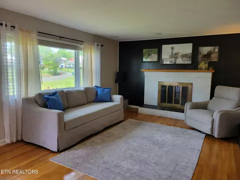 Living - 8008 Sharp Rd, Powell, TN 37849 photo 5 of 10