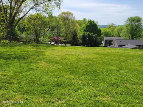 Exterior - 8008 Sharp Rd, Powell, TN 37849 photo 5 of 9