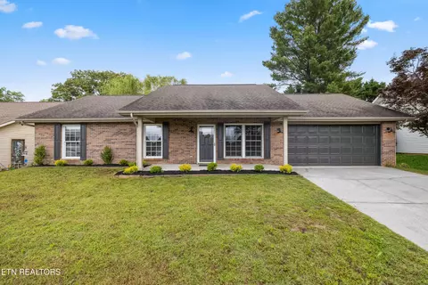 2104 Autumn Oak Cir, Maryville, TN 37801