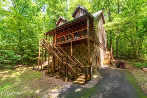 1615 Little Fall Ct, Sevierville, TN 37876