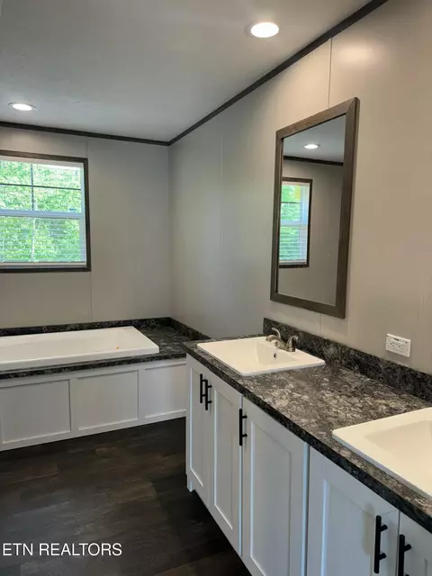 Bath - 622 E Barton Ridge Rd, Greeneville, TN 37745 photo 2 of 7