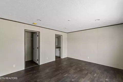 Bedroom - 622 E Barton Ridge Rd, Greeneville, TN 37745 photo 2 of 11