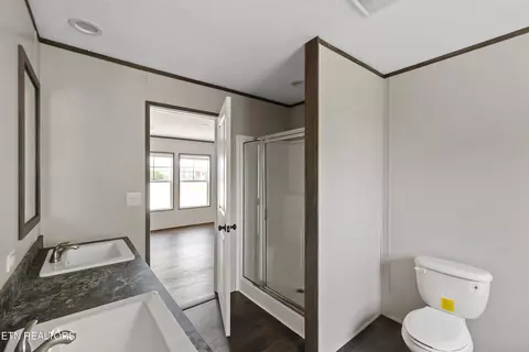 Bath - 622 E Barton Ridge Rd, Greeneville, TN 37745 photo 5 of 7