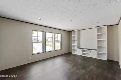 Living - 622 E Barton Ridge Rd, Greeneville, TN 37745 photo 6 of 8