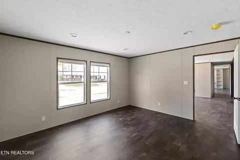 Bedroom - 622 E Barton Ridge Rd, Greeneville, TN 37745 photo 3 of 11
