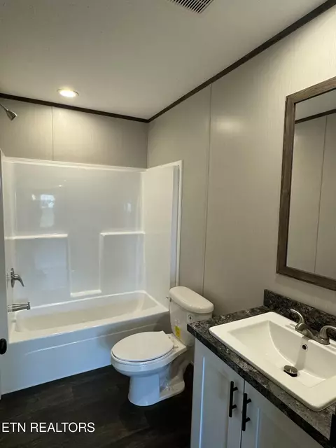 Bath - 622 E Barton Ridge Rd, Greeneville, TN 37745 photo 6 of 7