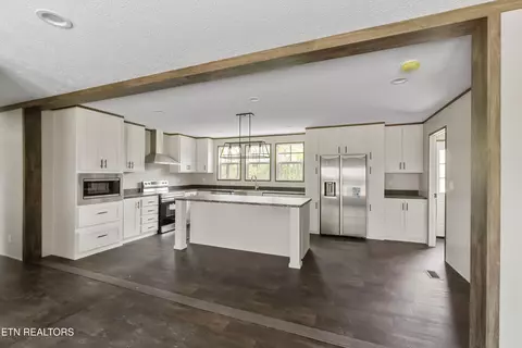 Kitchen - 622 E Barton Ridge Rd, Greeneville, TN 37745 photo 2 of 4