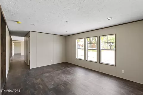 Living - 622 E Barton Ridge Rd, Greeneville, TN 37745 photo 8 of 8