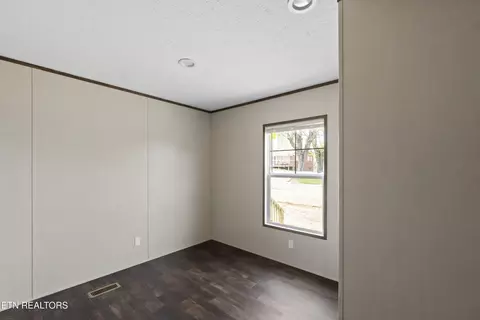 Bedroom - 622 E Barton Ridge Rd, Greeneville, TN 37745 photo 7 of 11