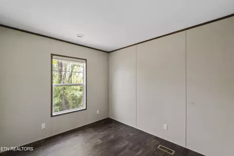 Bedroom - 622 E Barton Ridge Rd, Greeneville, TN 37745 photo 10 of 11