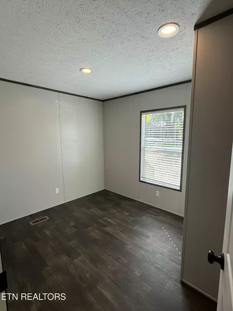 Bedroom - 622 E Barton Ridge Rd, Greeneville, TN 37745 photo 5 of 11