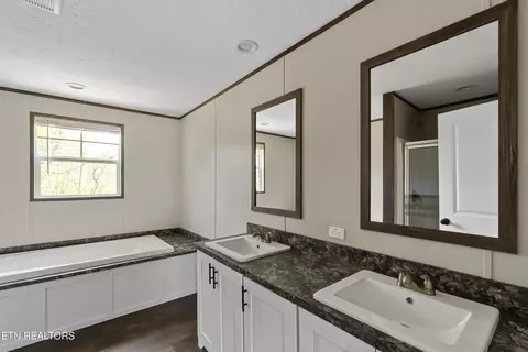 Bath - 622 E Barton Ridge Rd, Greeneville, TN 37745 photo 4 of 7