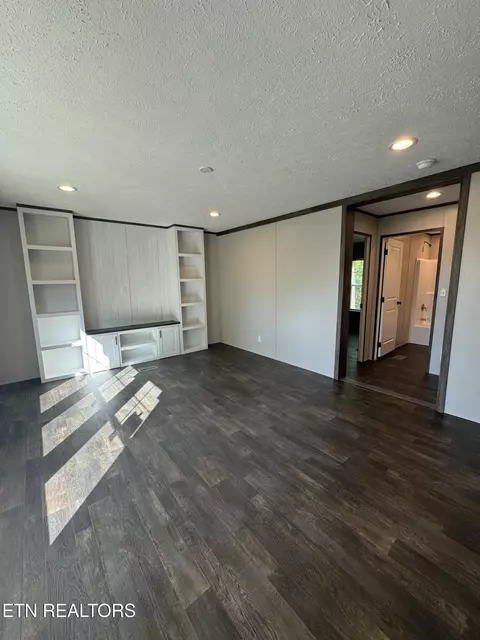 Living - 622 E Barton Ridge Rd, Greeneville, TN 37745 photo 4 of 8