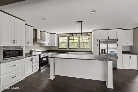Kitchen - 622 E Barton Ridge Rd, Greeneville, TN 37745 photo 3 of 4