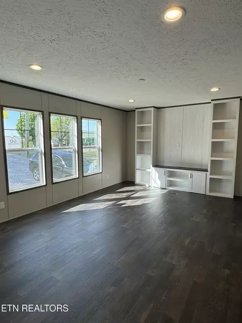 Living - 622 E Barton Ridge Rd, Greeneville, TN 37745 photo 3 of 8