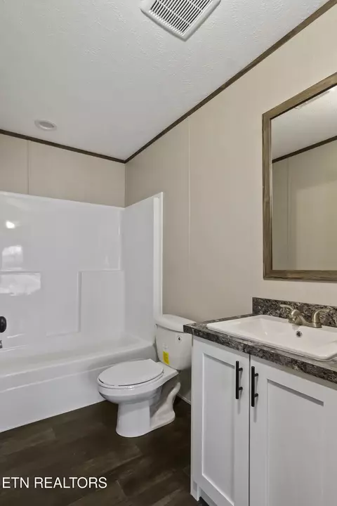 Bath - 622 E Barton Ridge Rd, Greeneville, TN 37745 photo 7 of 7