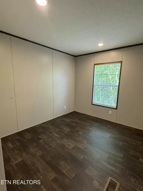 Bedroom - 622 E Barton Ridge Rd, Greeneville, TN 37745 photo 6 of 11
