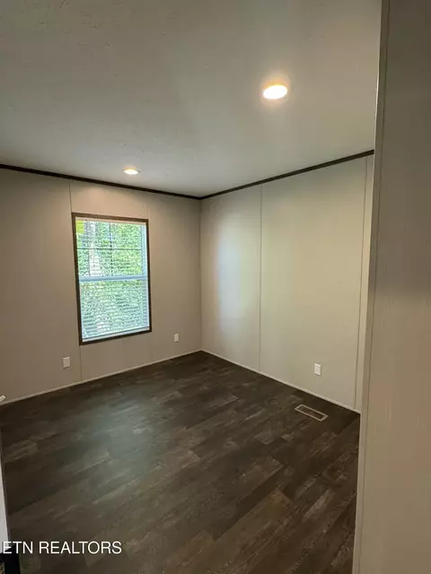 Bedroom - 622 E Barton Ridge Rd, Greeneville, TN 37745 photo 4 of 11