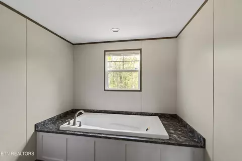 Bath - 622 E Barton Ridge Rd, Greeneville, TN 37745 photo 3 of 7