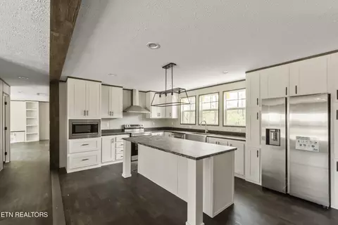 Kitchen - 622 E Barton Ridge Rd, Greeneville, TN 37745 photo 1 of 4
