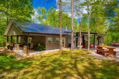 240 Crockett Creek Dr, Jamestown, TN 38556